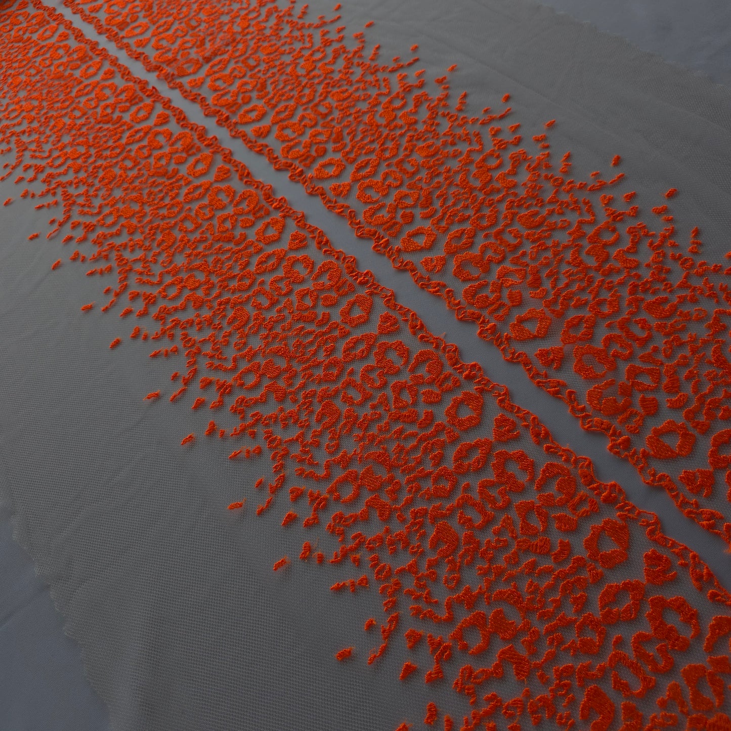 2026-33 wit tule kant met fluor oranje panterprint borduursel