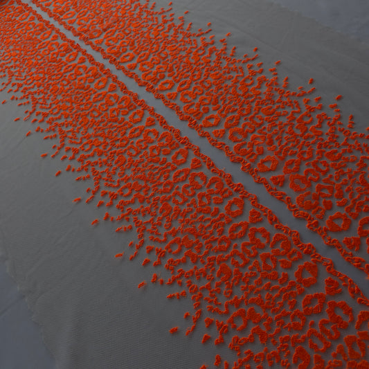 2026-33 wit tule kant met fluor oranje panterprint borduursel