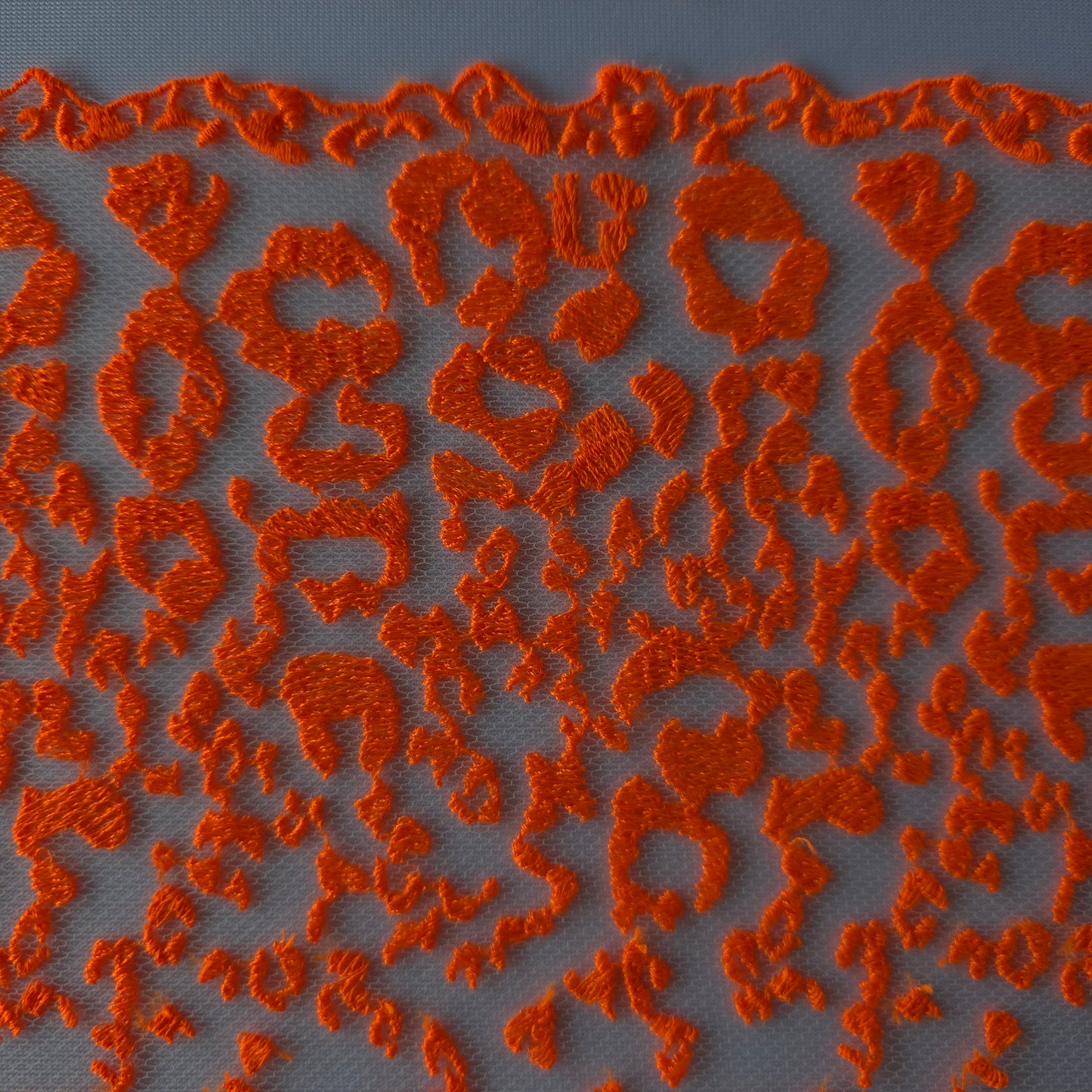 2026-33 wit tule kant met fluor oranje panterprint borduursel