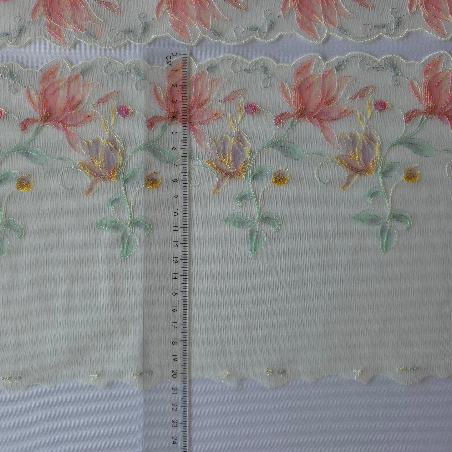 2026-34 botergeel tulekant met waterverf-effect print voorzien van goudkleurig lurex draadje