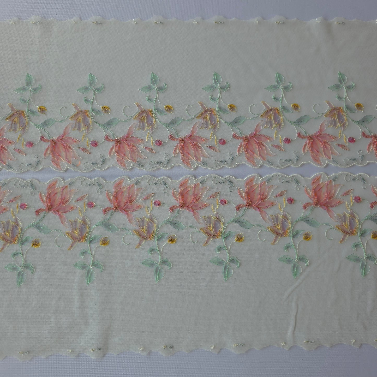 2026-34 botergeel tulekant met waterverf-effect print voorzien van goudkleurig lurex draadje