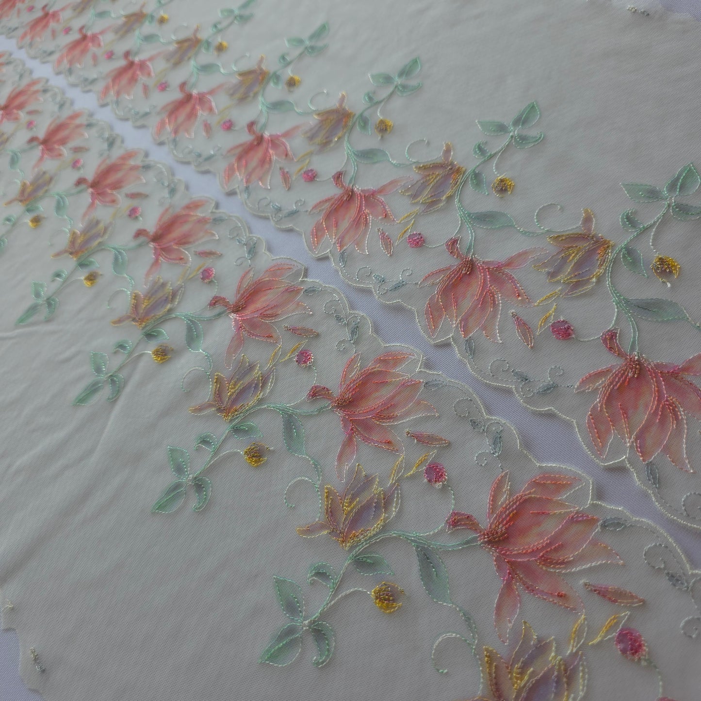 2026-34 botergeel tulekant met waterverf-effect print voorzien van goudkleurig lurex draadje