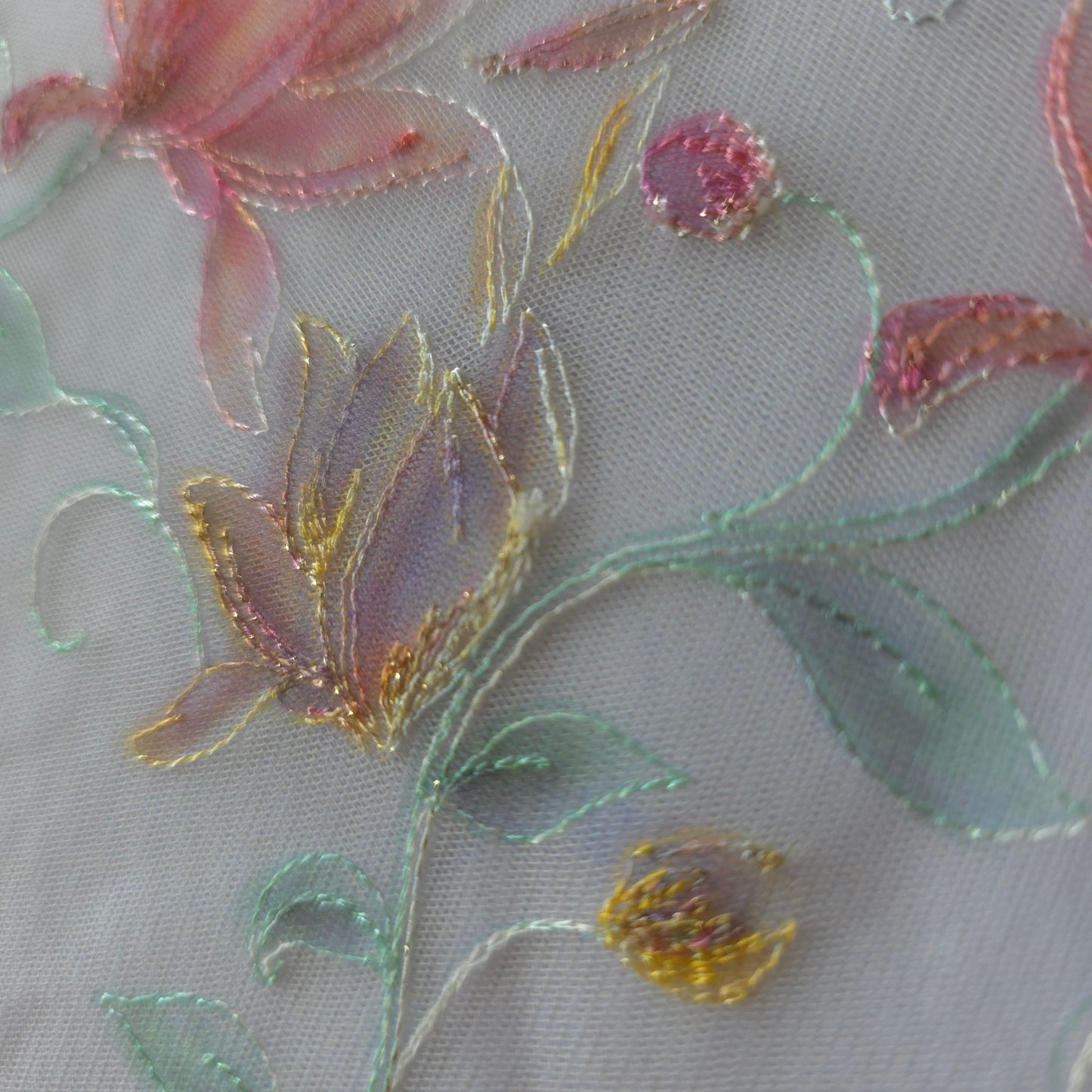 2026-34 botergeel tulekant met waterverf-effect print voorzien van goudkleurig lurex draadje