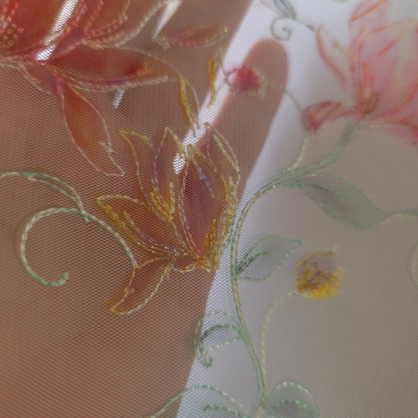 2026-34 botergeel tulekant met waterverf-effect print voorzien van goudkleurig lurex draadje