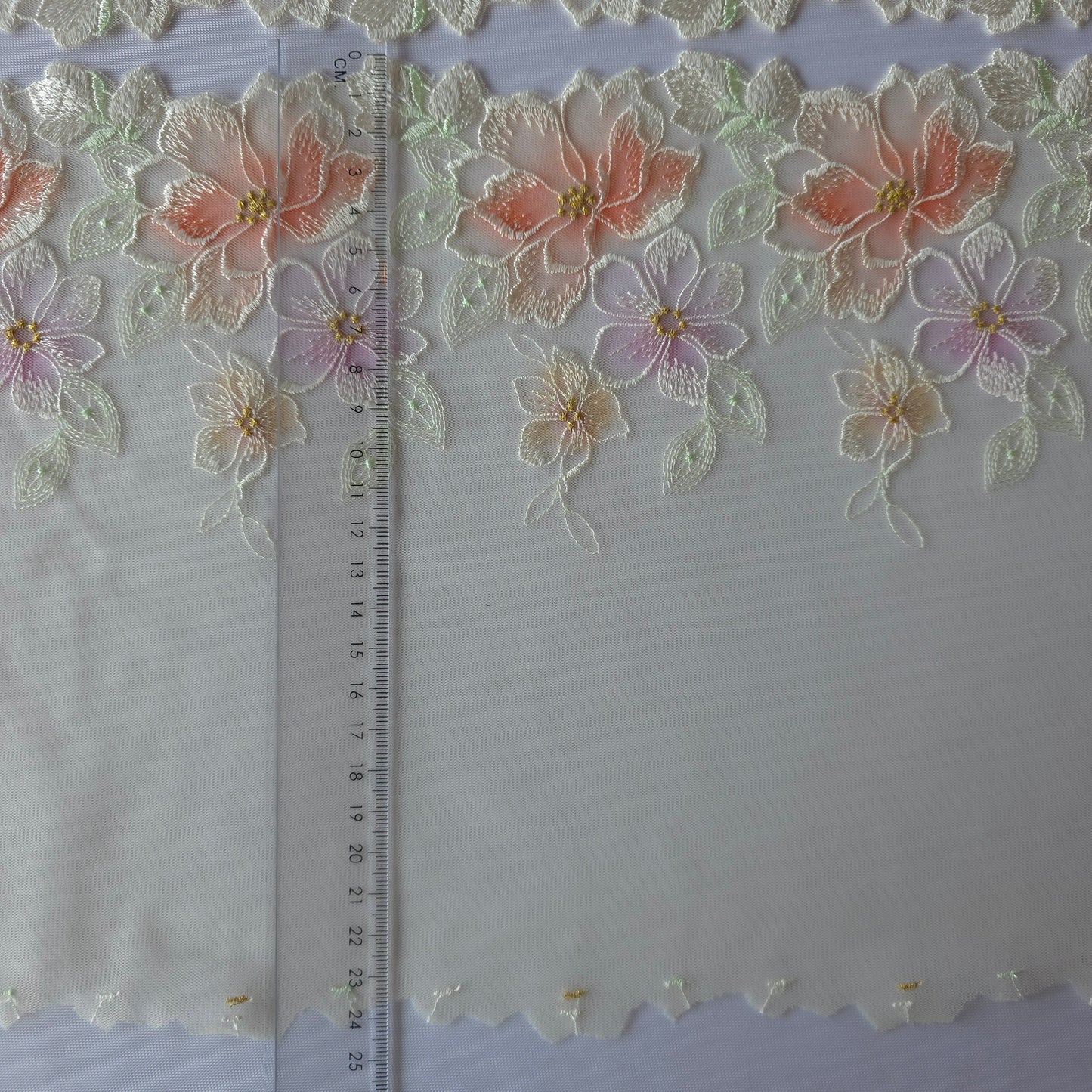 2026-35 botergeel tule kant met geborduurde bloemen en waterverf-effect print met hartjes in goudkleurig lurex draad