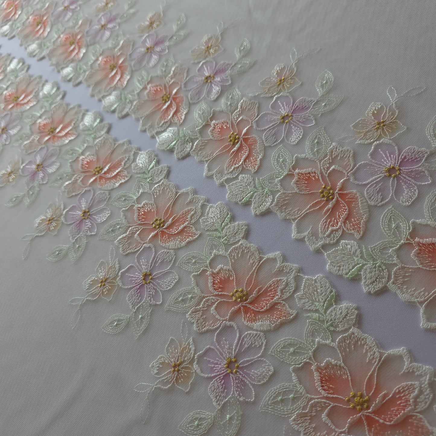 2026-35 botergeel tule kant met geborduurde bloemen en waterverf-effect print met hartjes in goudkleurig lurex draad
