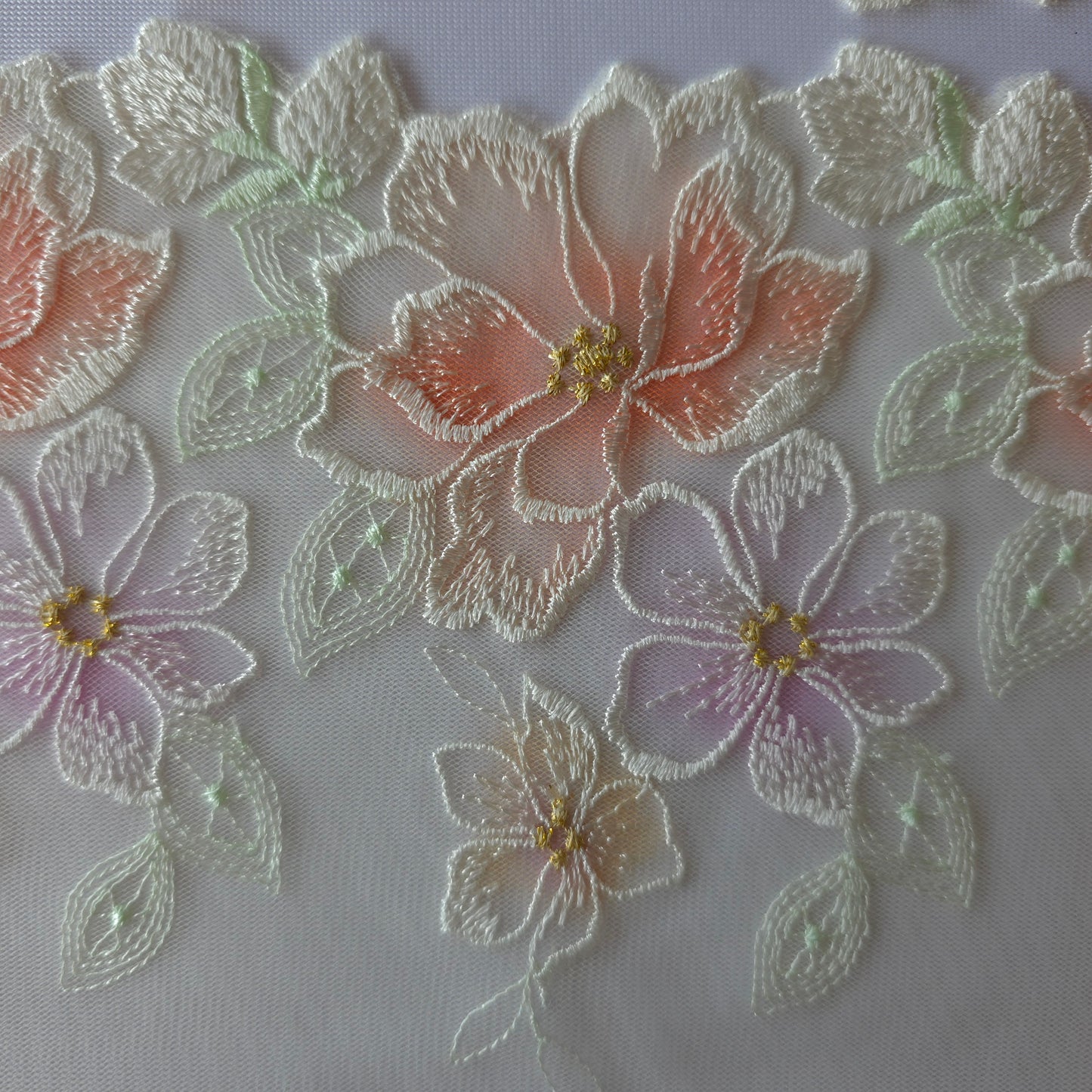 2026-35 botergeel tule kant met geborduurde bloemen en waterverf-effect print met hartjes in goudkleurig lurex draad