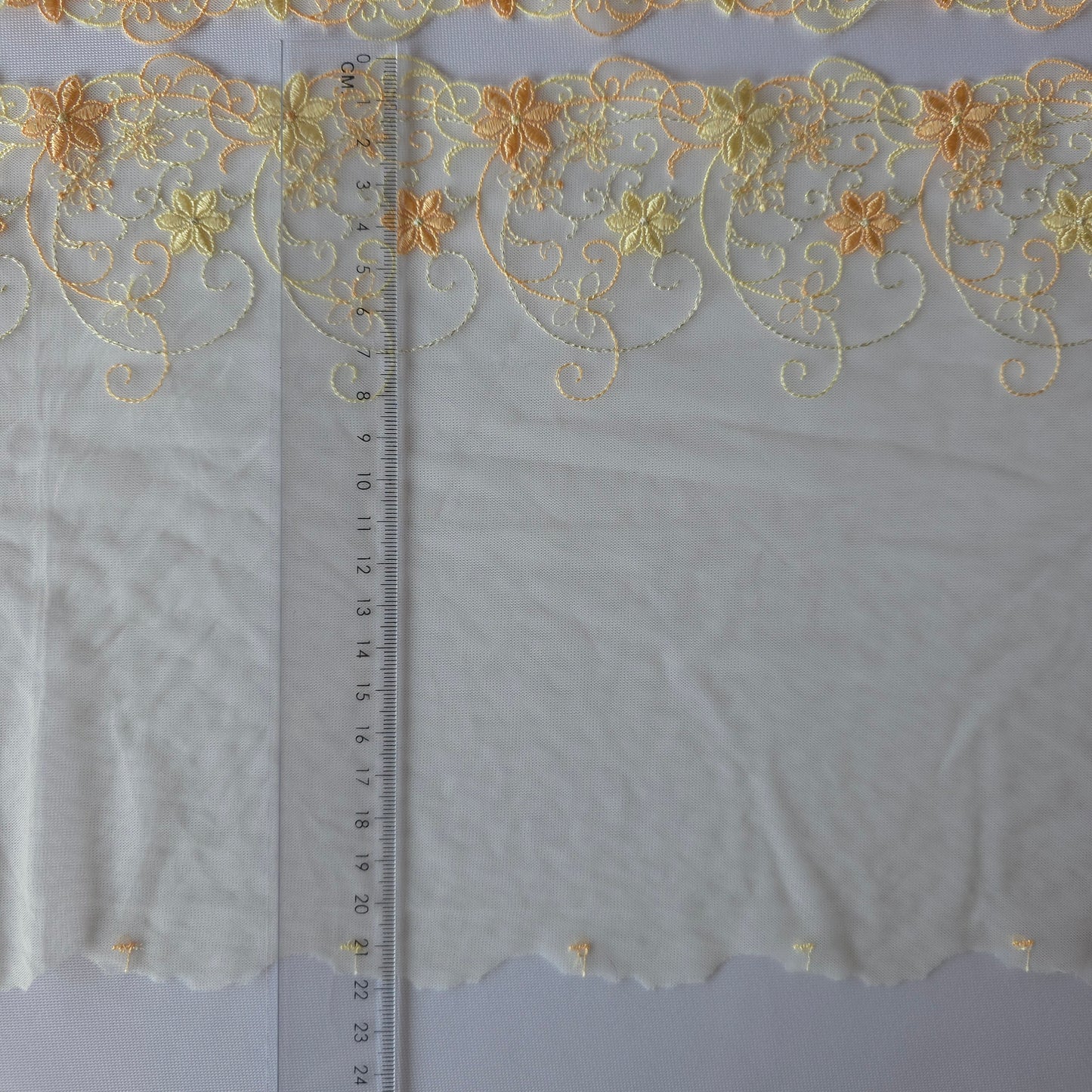 2026-36 antiek wit tule kant met botergele en licht oranje bloemetjes met goudkleurig lurex draadje
