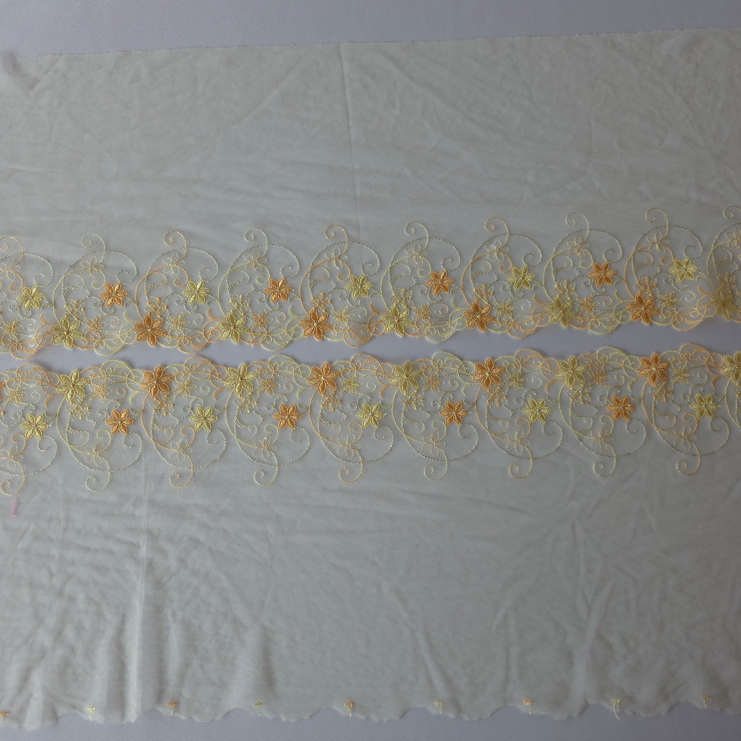 2026-36 antiek wit tule kant met botergele en licht oranje bloemetjes met goudkleurig lurex draadje