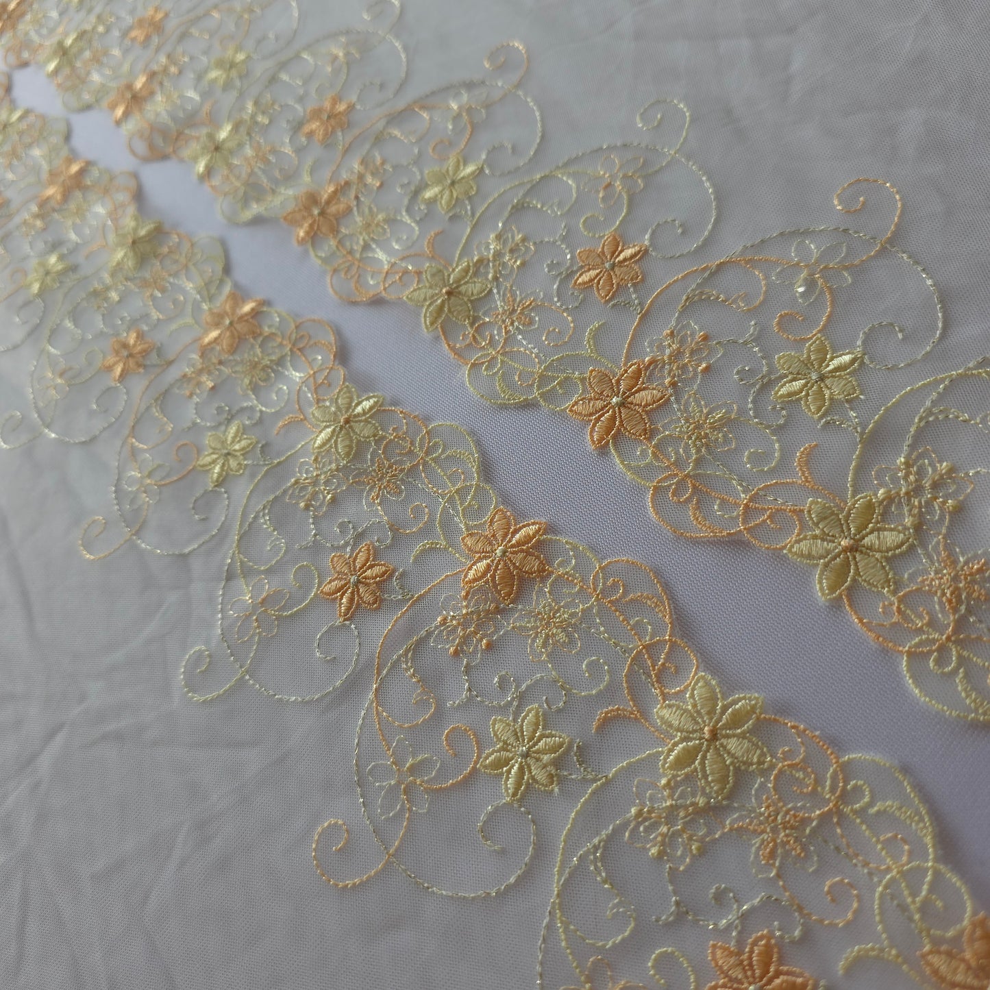 2026-36 antiek wit tule kant met botergele en licht oranje bloemetjes met goudkleurig lurex draadje