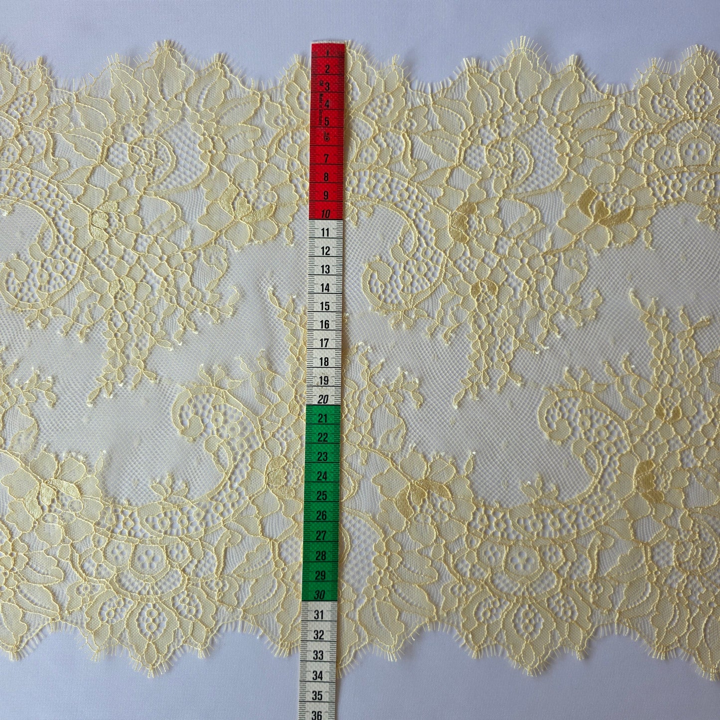 2026-37 breed lichtgeel Frans wimperkant