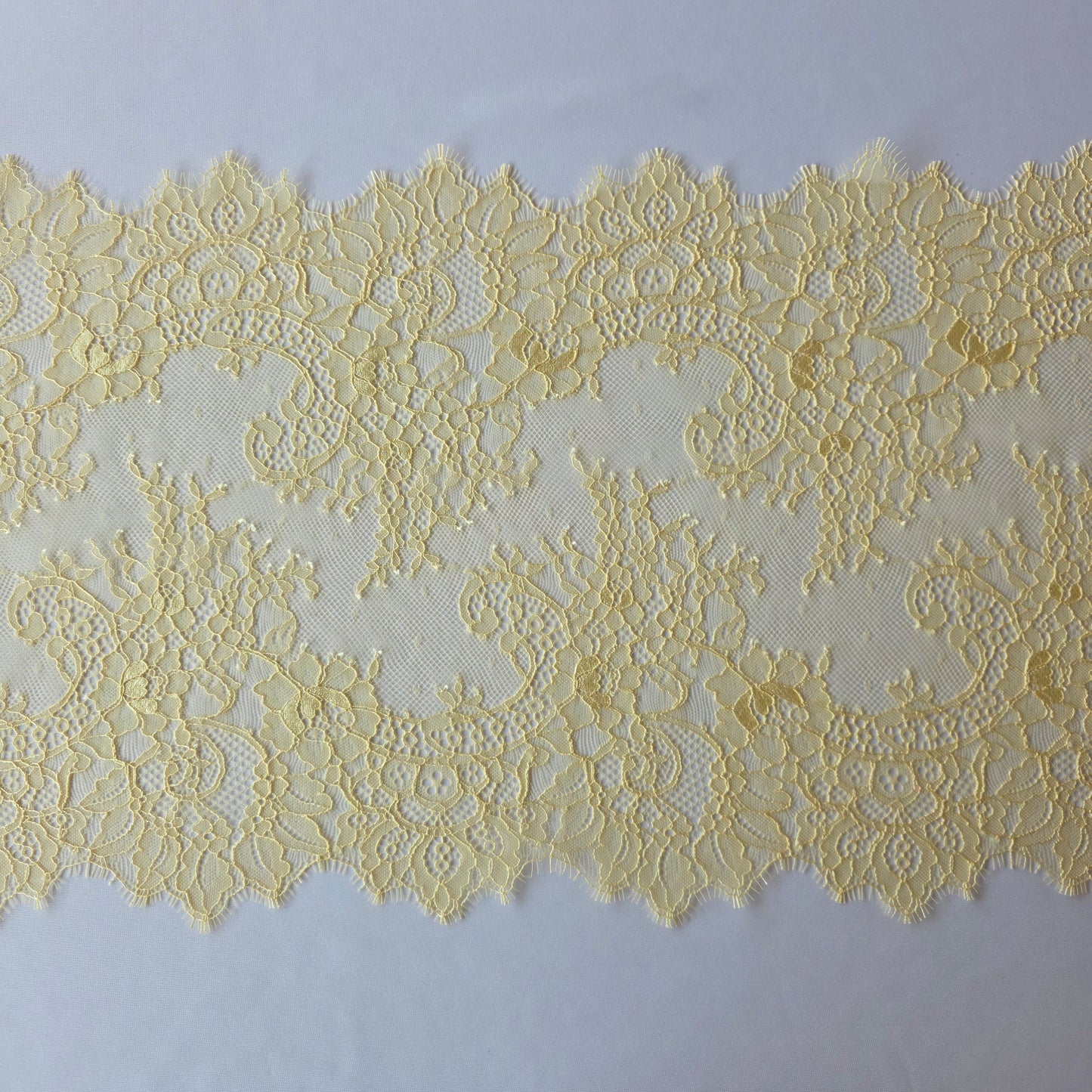 2026-37 breed lichtgeel Frans wimperkant