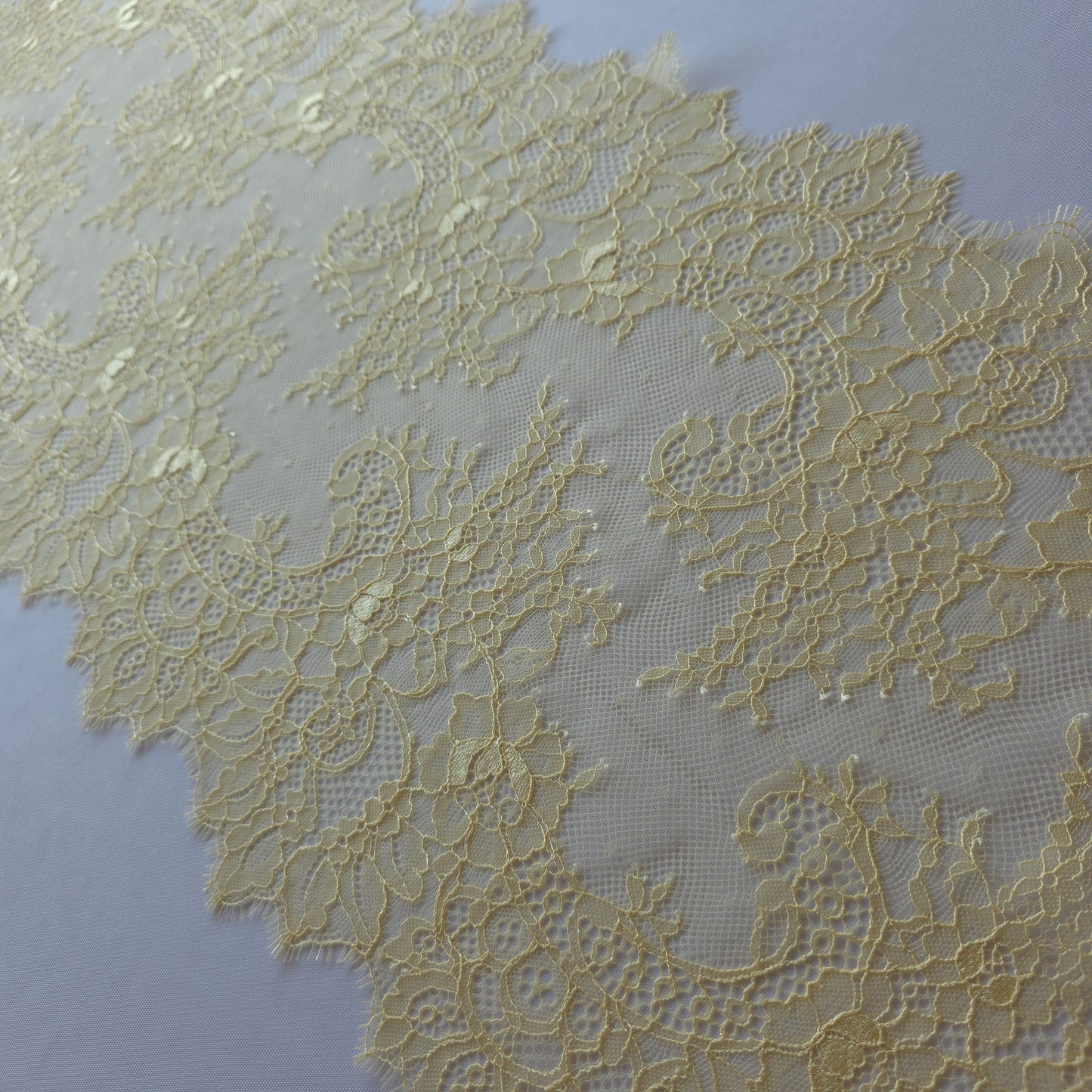 2026-37 breed lichtgeel Frans wimperkant