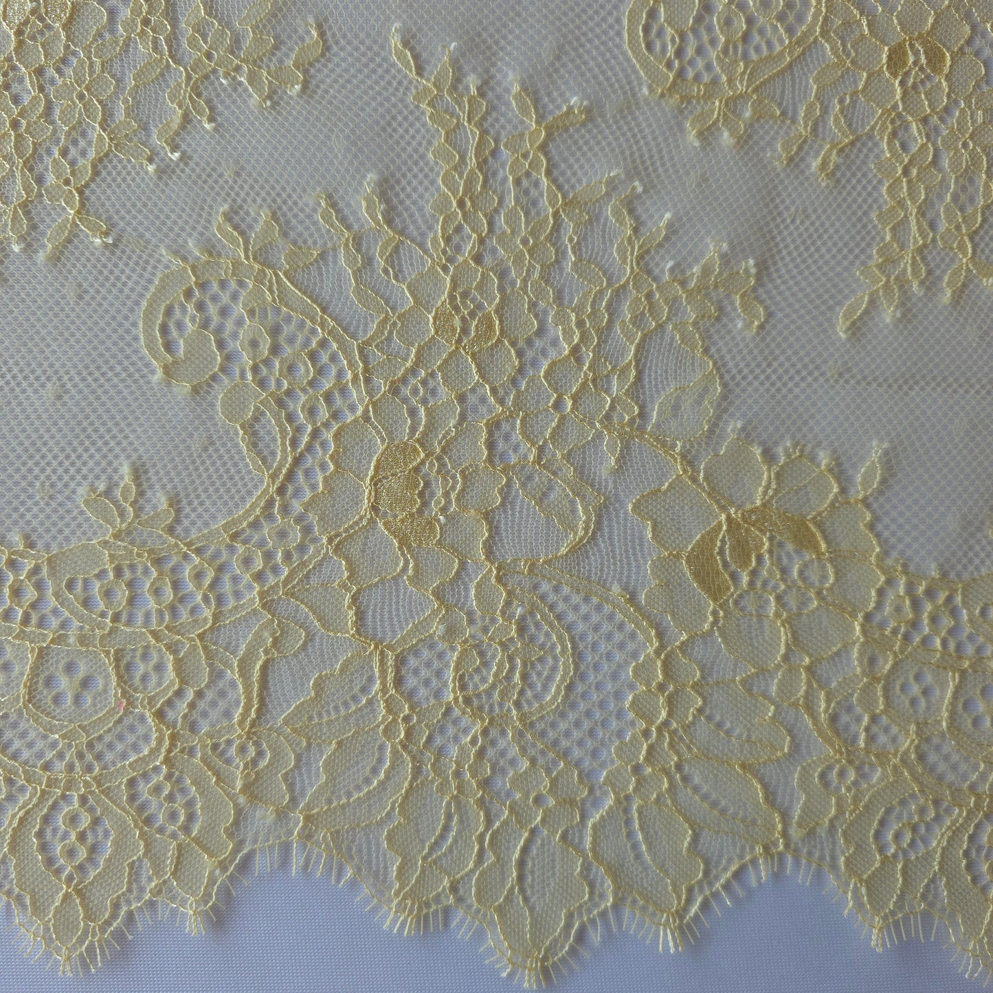 2026-37 breed lichtgeel Frans wimperkant