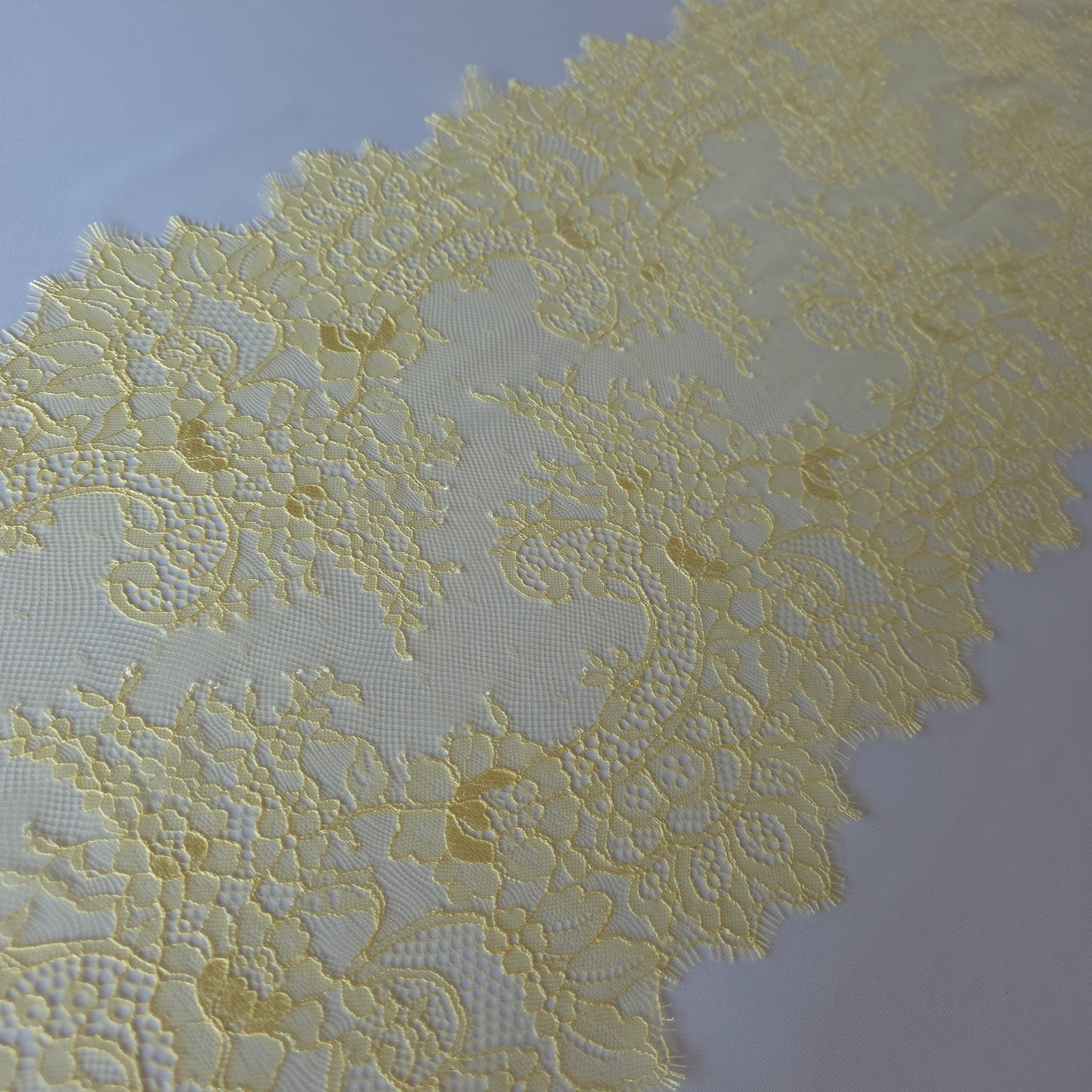 2026-37 breed lichtgeel Frans wimperkant