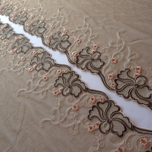 2026-38 bruin tule kant met bloemen voorzien van zilverkleurig lurex draadje