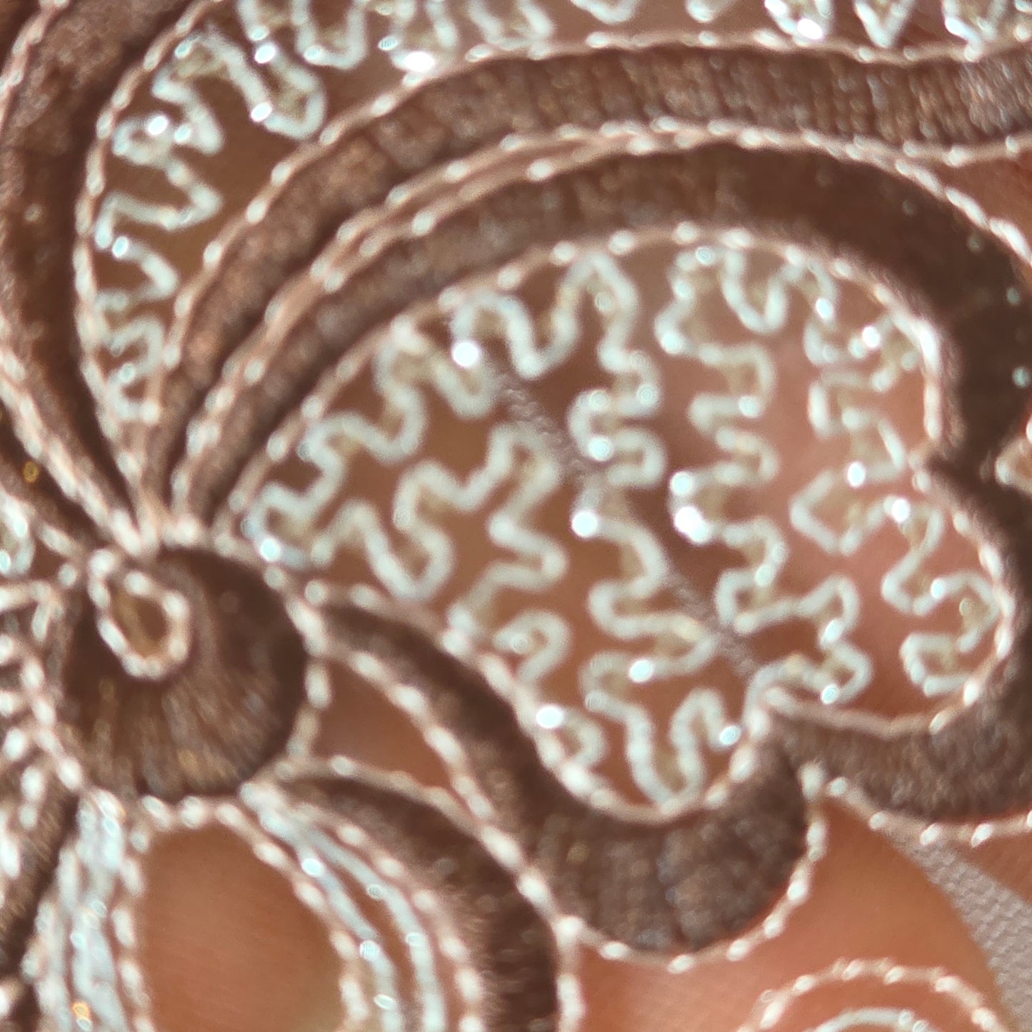 2026-38 bruin tule kant met bloemen voorzien van zilverkleurig lurex draadje