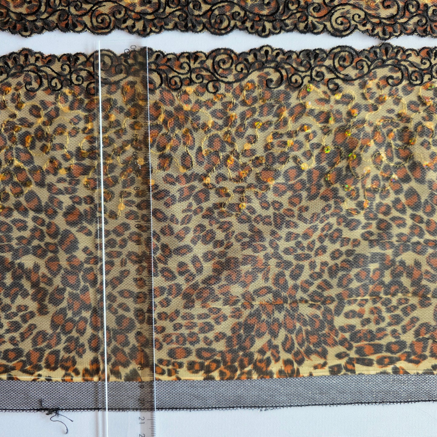 2026-39 dubbellaags tulekant met panterprint met in de onderste laag iriserende goudkleurige pailletten en ingeweven goudlkeurig lurexdraad