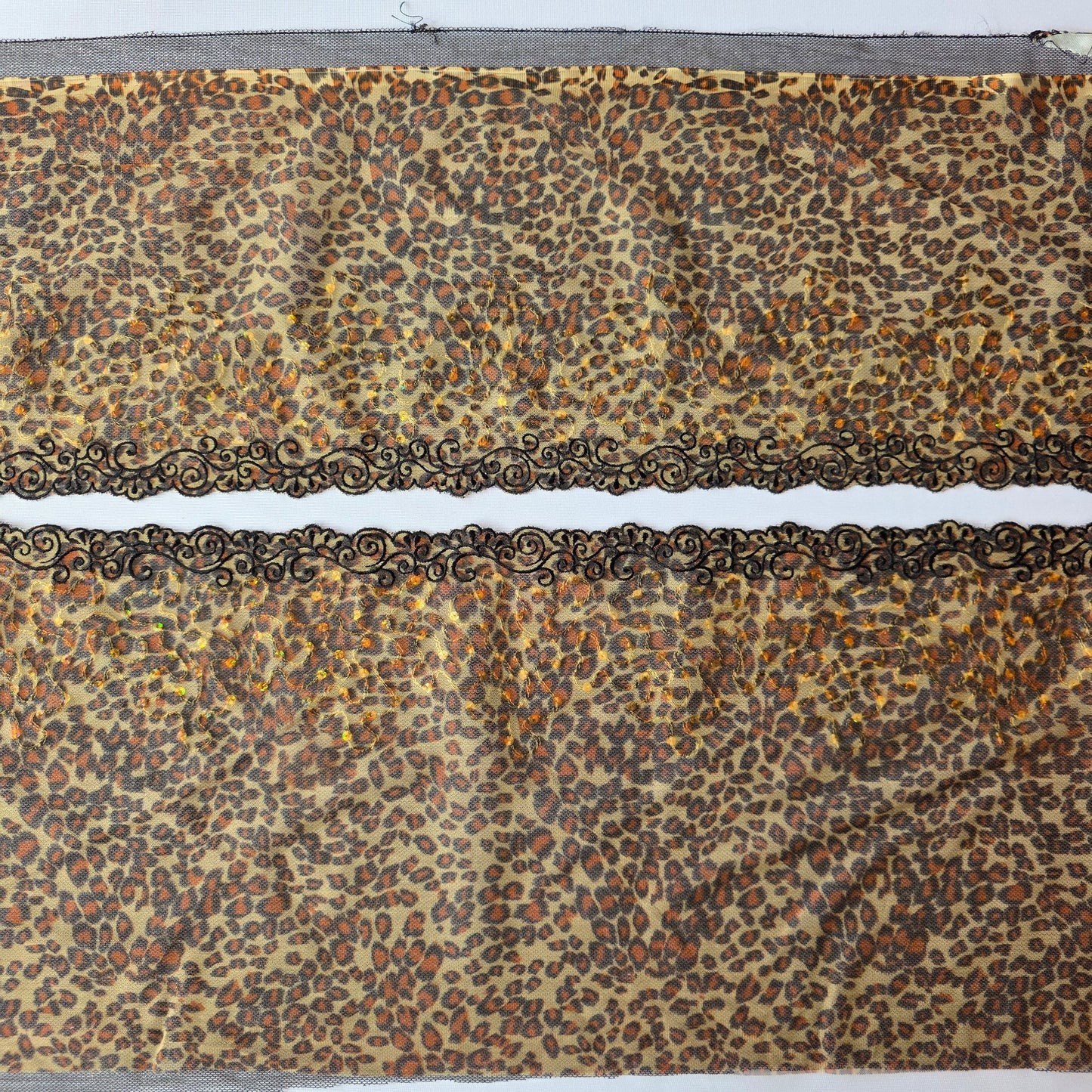2026-39 dubbellaags tulekant met panterprint met in de onderste laag iriserende goudkleurige pailletten en ingeweven goudlkeurig lurexdraad
