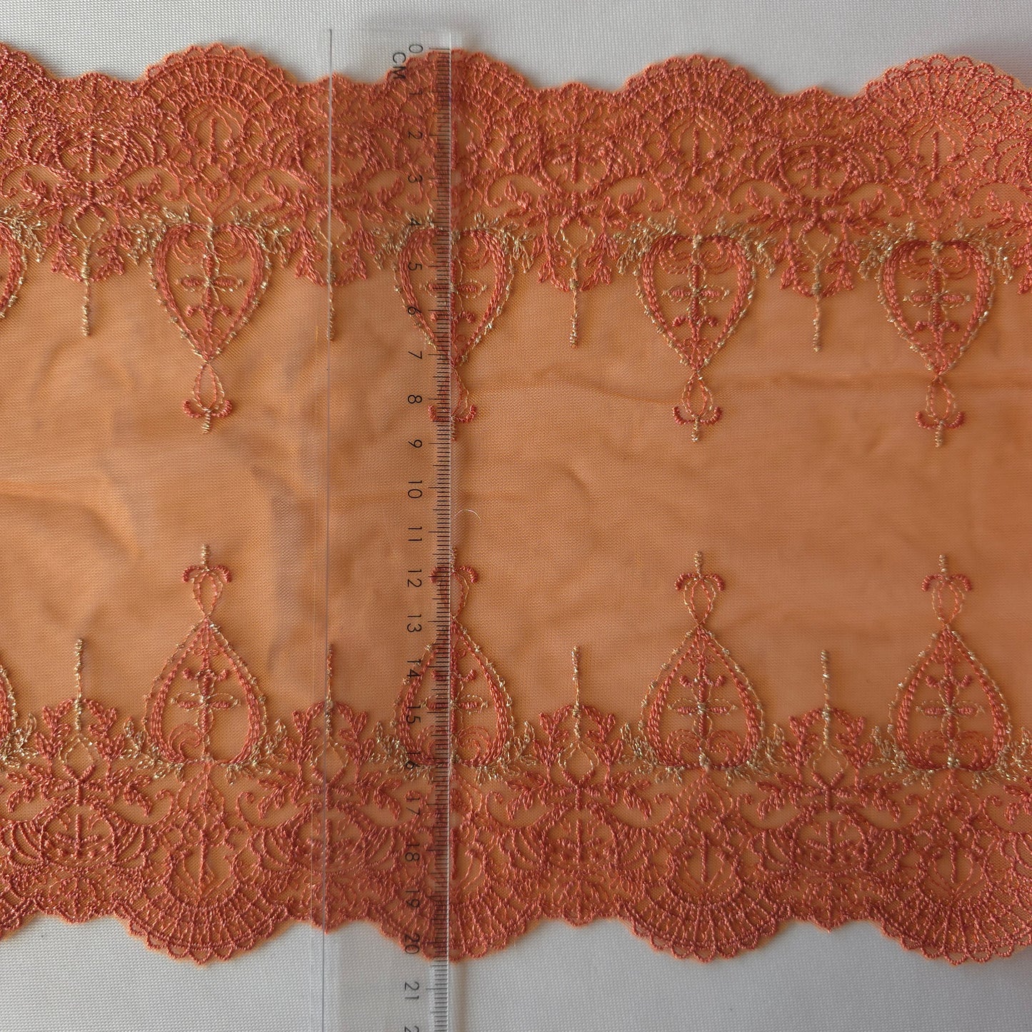 2026-40 roestoranje tule kant met geborduurd gotisch design en goudkleurig lurex draadje