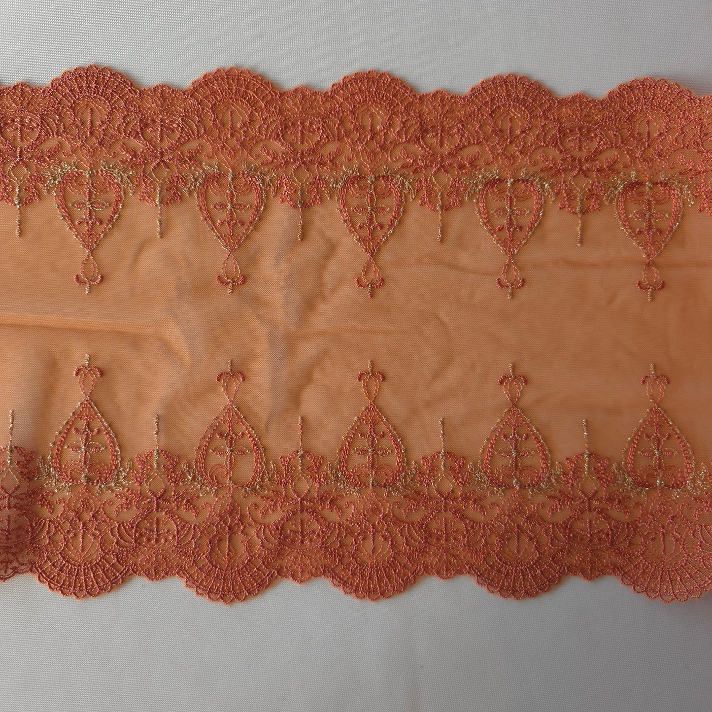2026-40 roestoranje tule kant met geborduurd gotisch design en goudkleurig lurex draadje