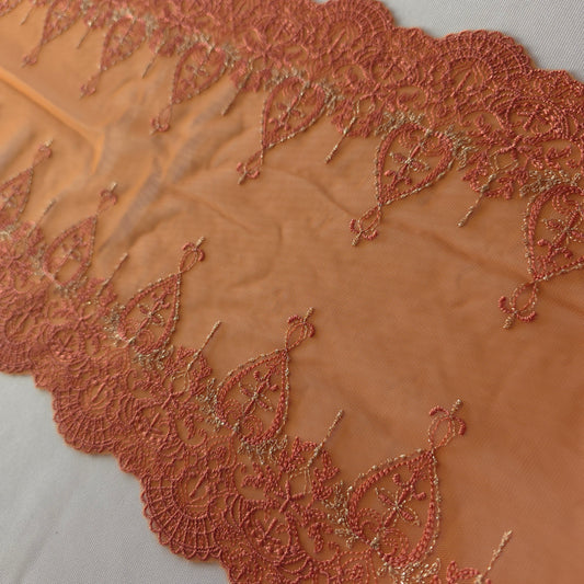 2026-40 roestoranje tule kant met geborduurd gotisch design en goudkleurig lurex draadje