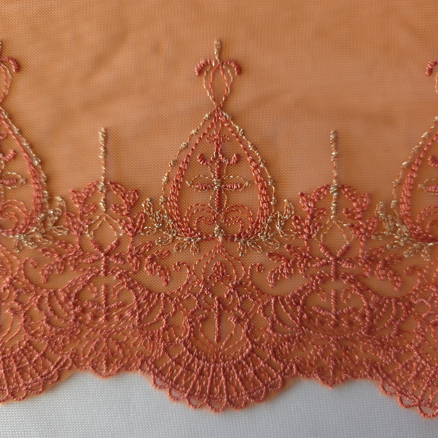 2026-40 roestoranje tule kant met geborduurd gotisch design en goudkleurig lurex draadje