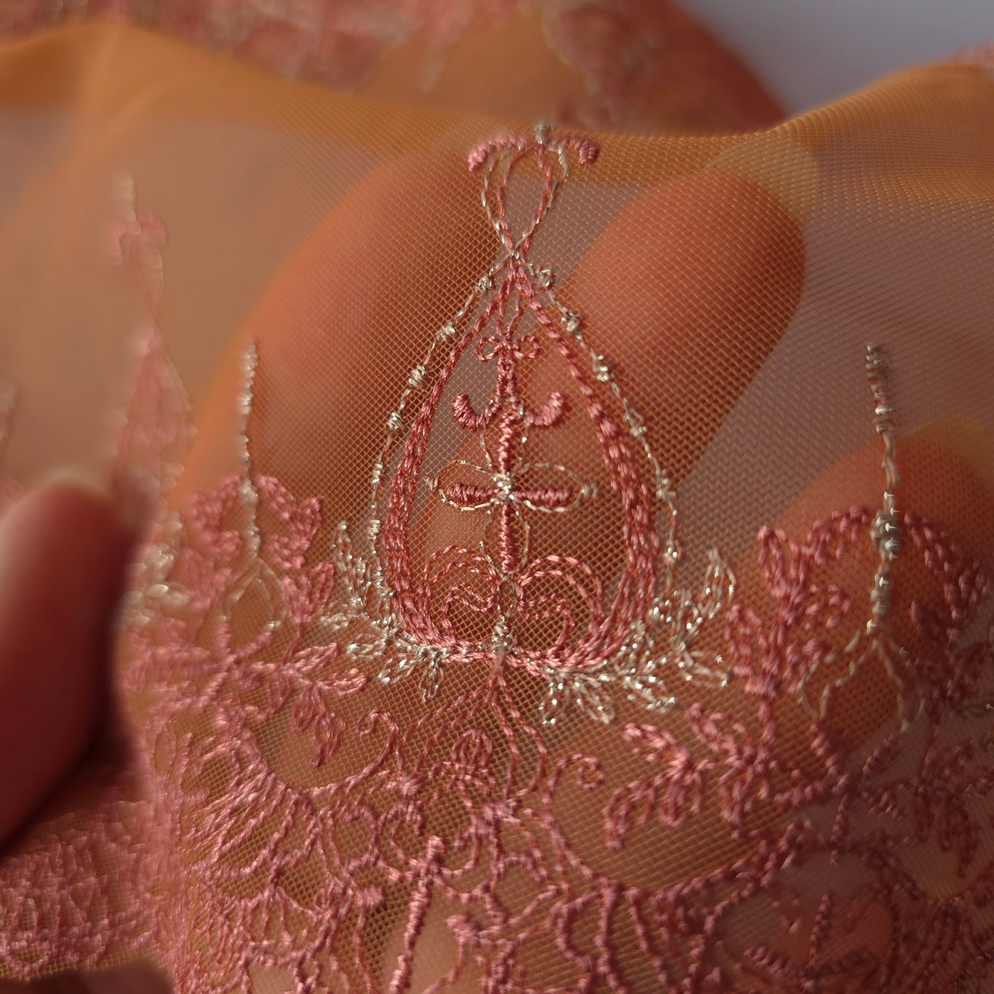 2026-40 roestoranje tule kant met geborduurd gotisch design en goudkleurig lurex draadje