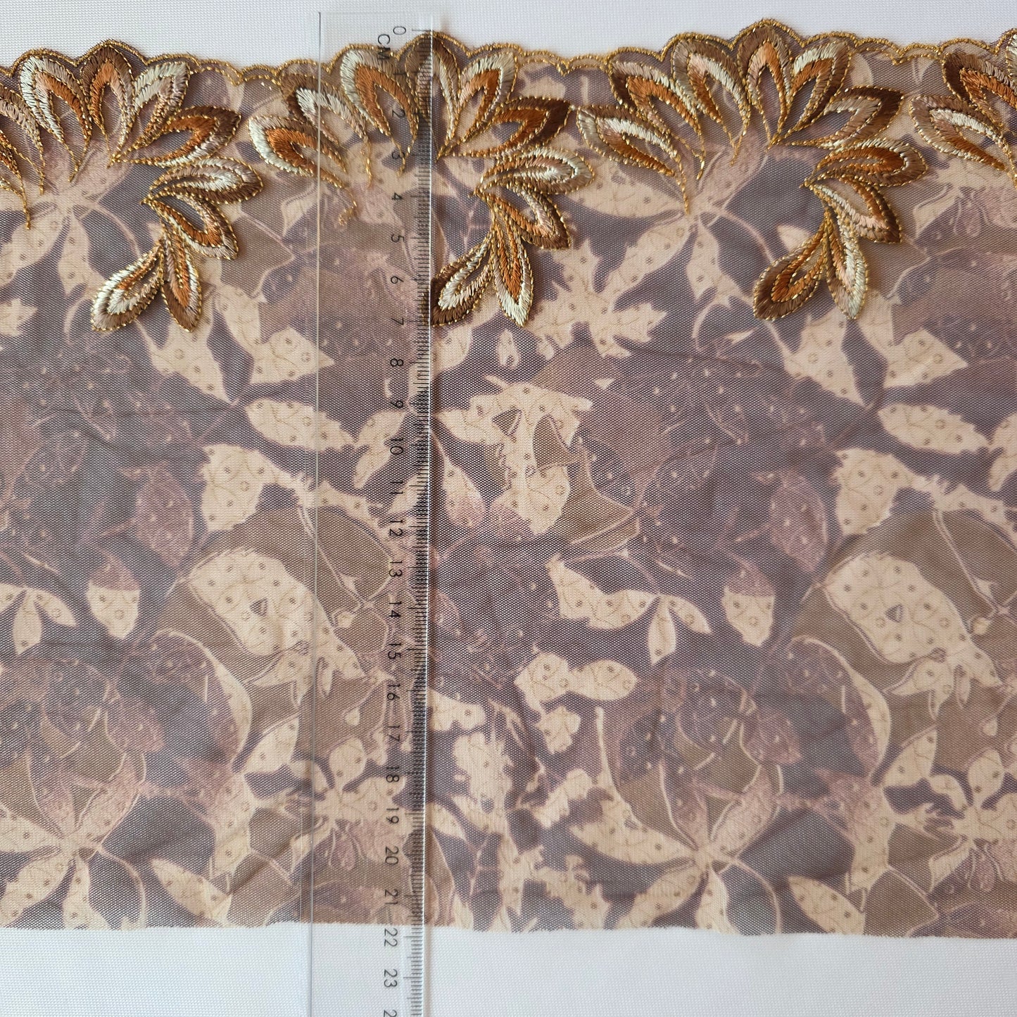 2026-41 bruin vintage design tule kant met print en goudkleurig lurex draadje