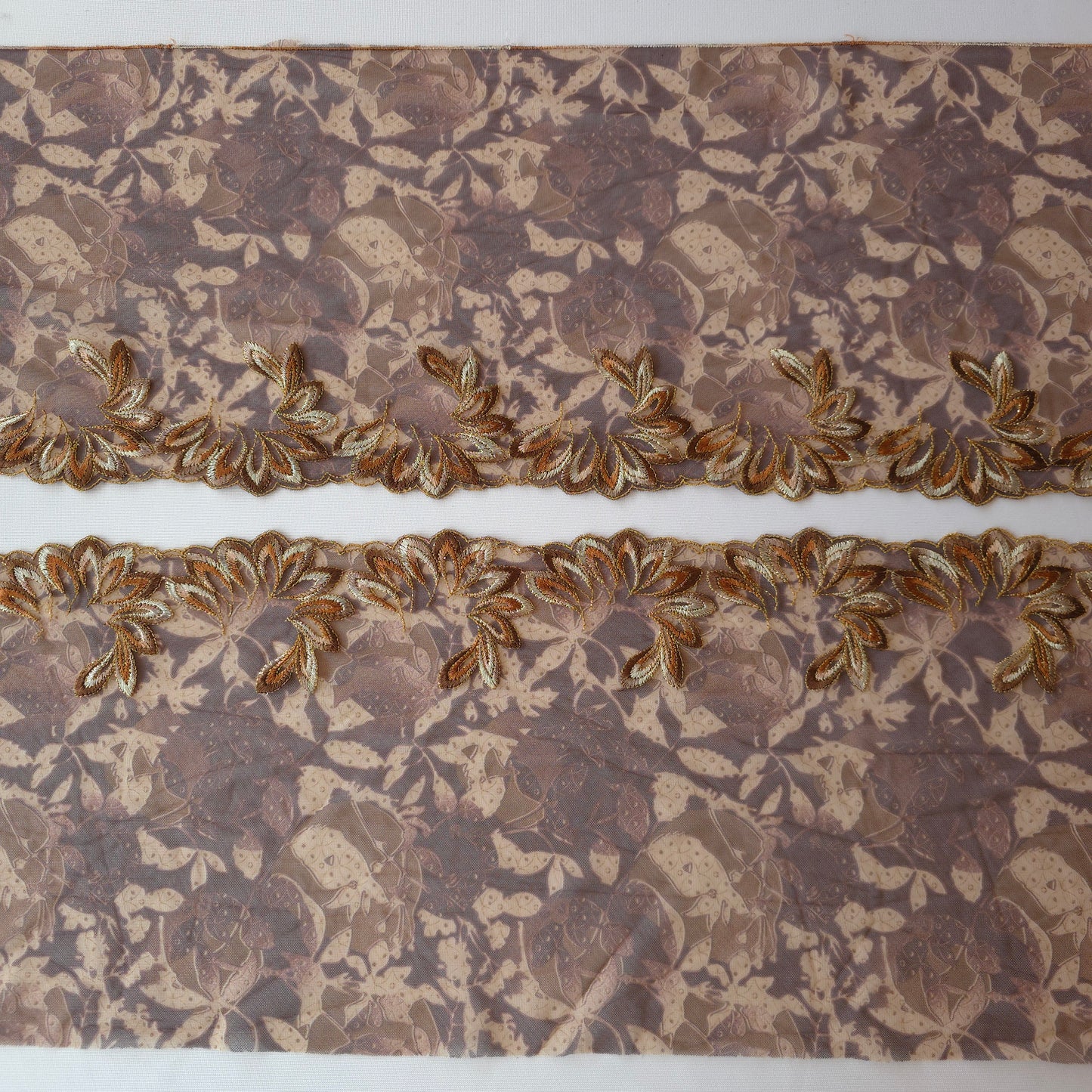 2026-41 bruin vintage design tule kant met print en goudkleurig lurex draadje