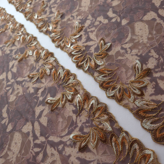 2026-41 bruin vintage design tule kant met print en goudkleurig lurex draadje