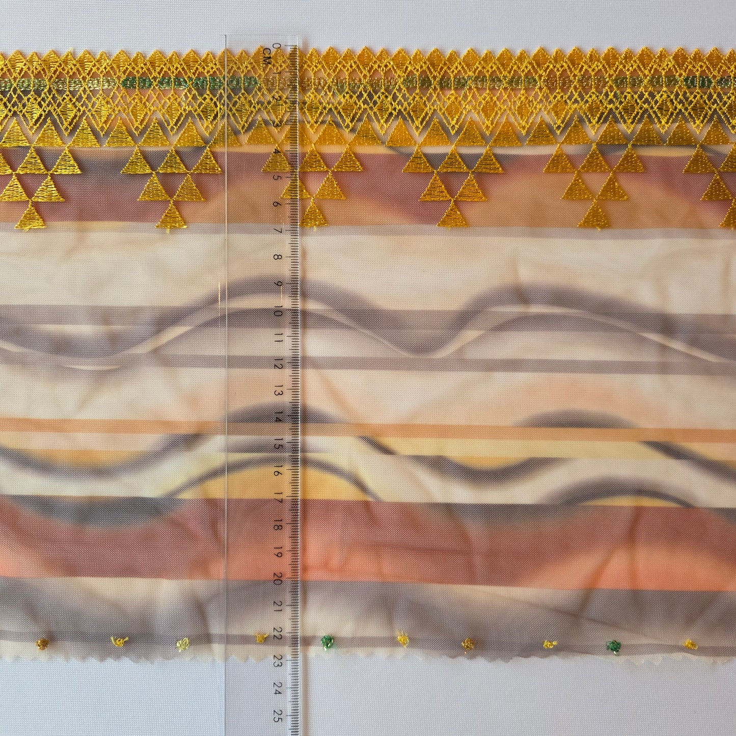 2026-42 tulekant met print in bruintinten en goudgeel borduursel in geometrisch design voorzien van goudkleurig lurex draad