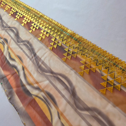 2026-42 tulekant met print in bruintinten en goudgeel borduursel in geometrisch design voorzien van goudkleurig lurex draad