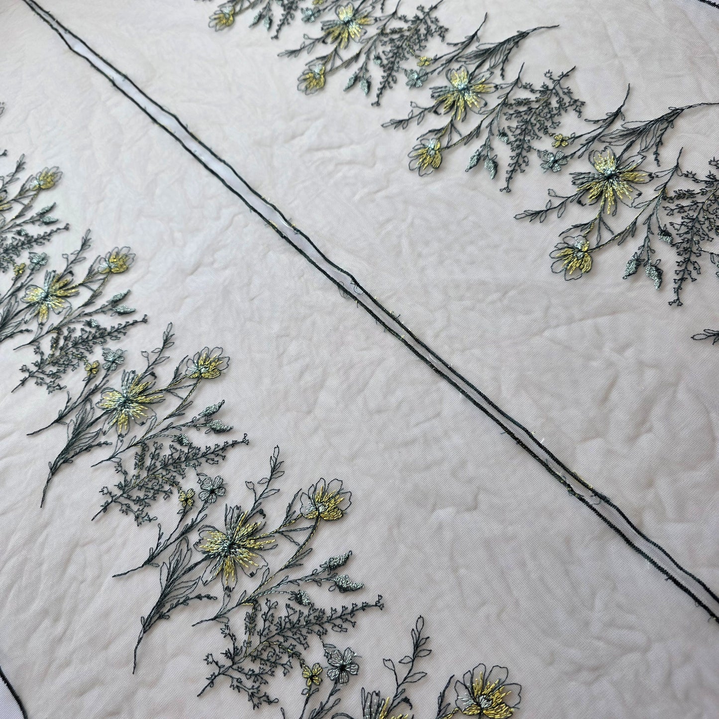 2026-43 latte tule kant met veldbloemen in dennengroen, geel en goudkleurig lurex draadje