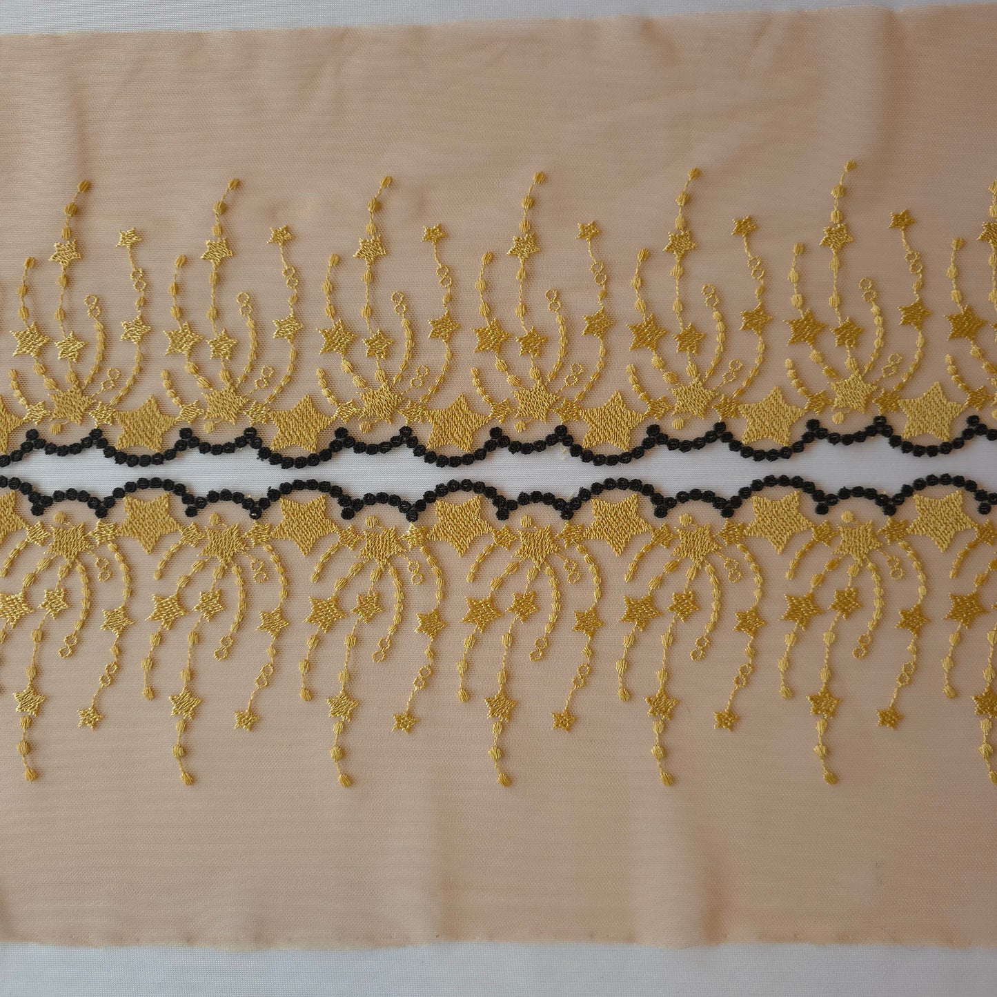 2026-44 latte tule kant met geborduurde sterretjes