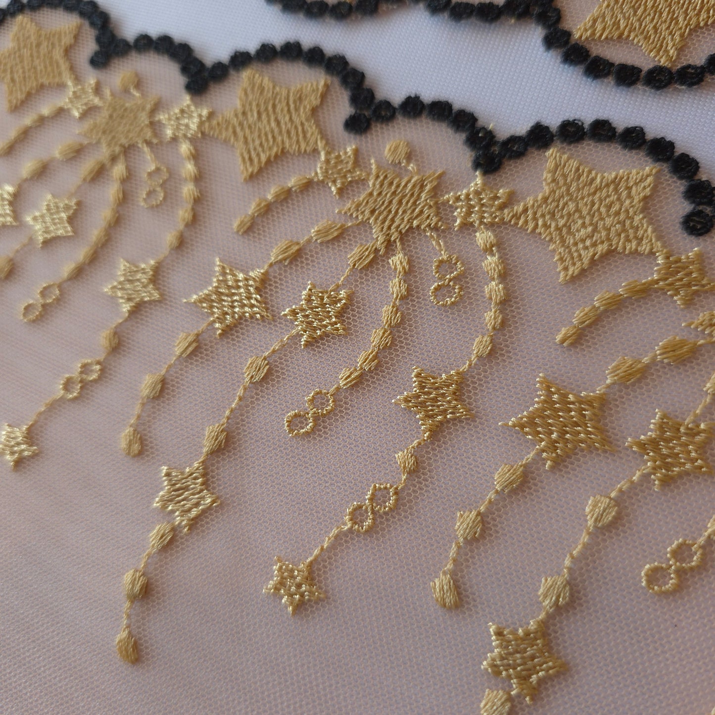 2026-44 latte tule kant met geborduurde sterretjes