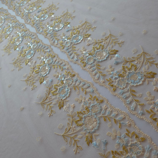 2026-45 prachtig latte tule kant met roosjes en klokbloemetjes in lichtblauw met blaadjes in goudkleurig lurexdraad