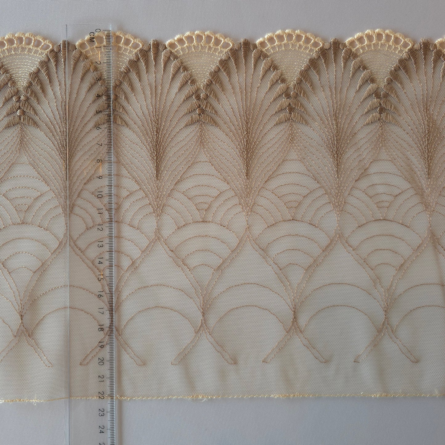 2026-46 latte tulekant met taupe borduursel en opengewerkte schulprand