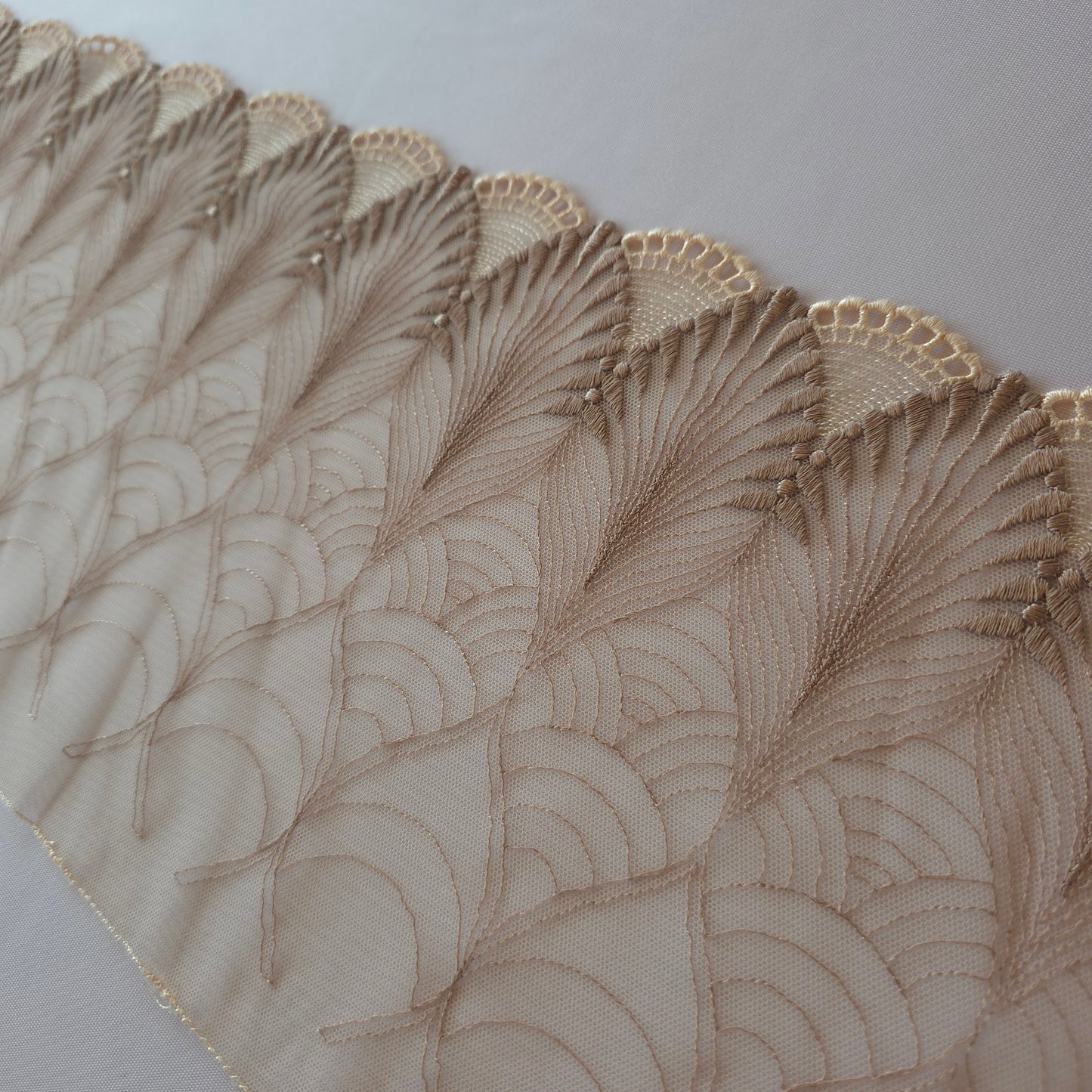 2026-46 latte tulekant met taupe borduursel en opengewerkte schulprand