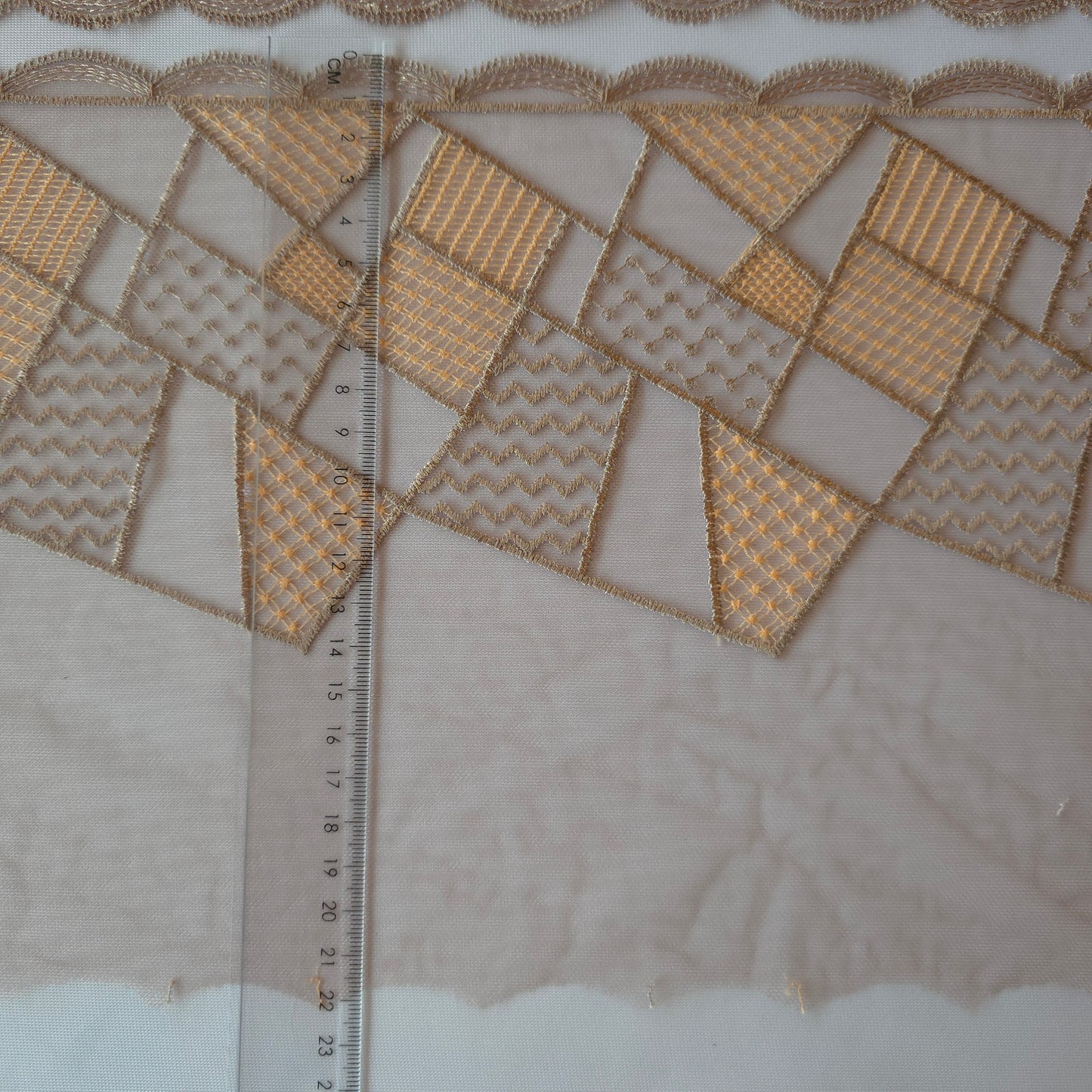 2026-47 taupe kleurig tule kant met geometrisch borduursel in taupe en peach