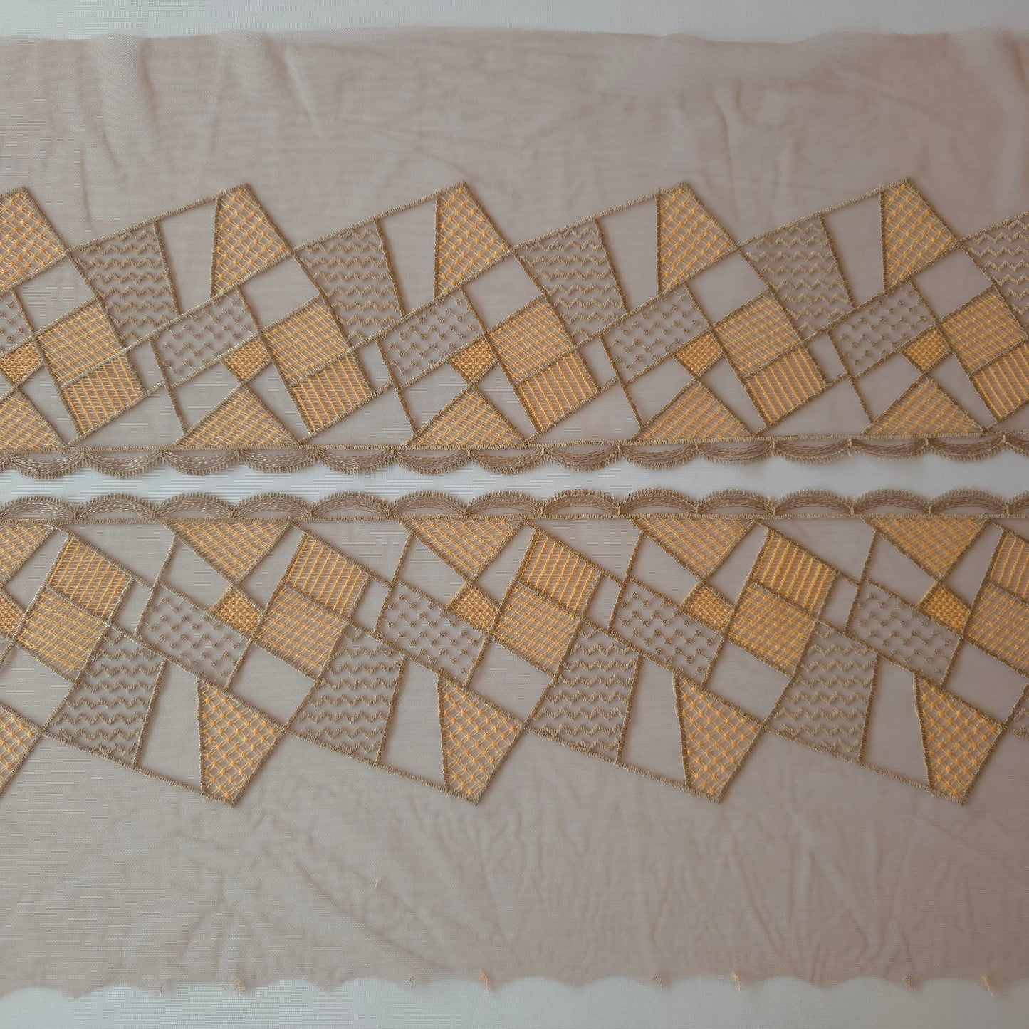 2026-47 taupe kleurig tule kant met geometrisch borduursel in taupe en peach