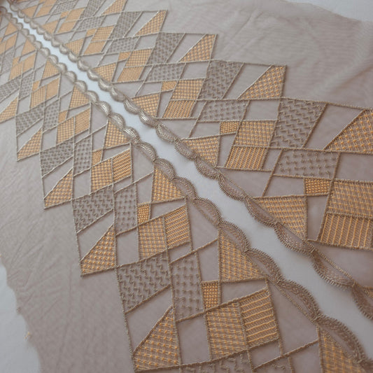 2026-47 taupe kleurig tule kant met geometrisch borduursel in taupe en peach