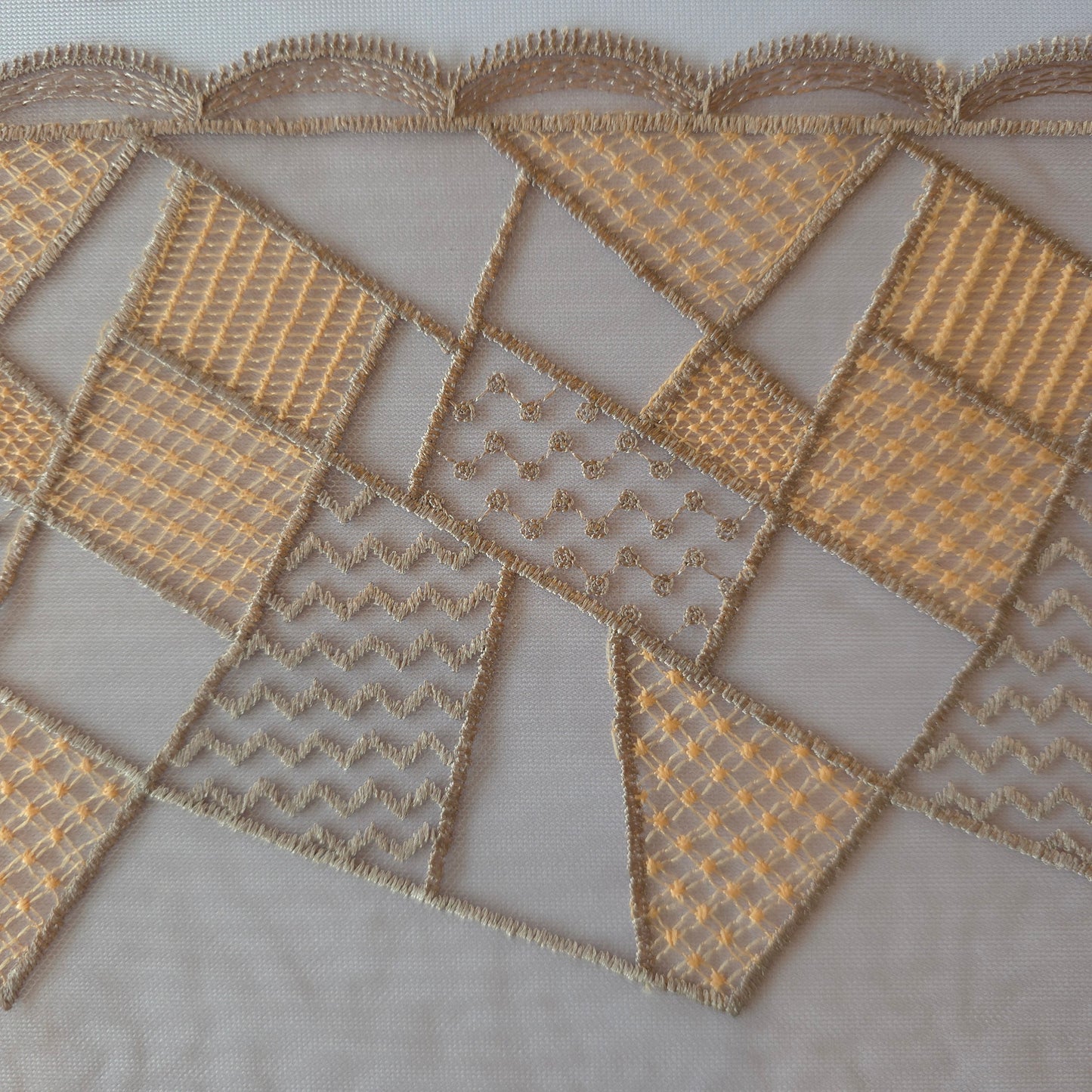 2026-47 taupe kleurig tule kant met geometrisch borduursel in taupe en peach