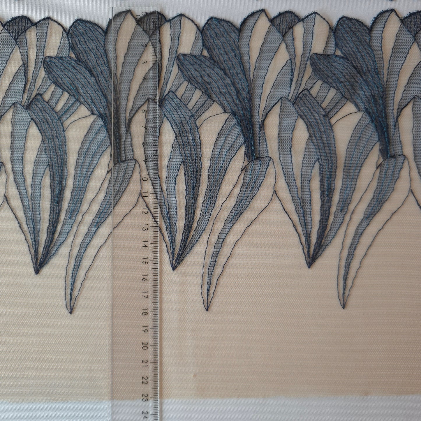 2026-48 latte tule kant met donkerblauw borduursel en donkerblauwe print