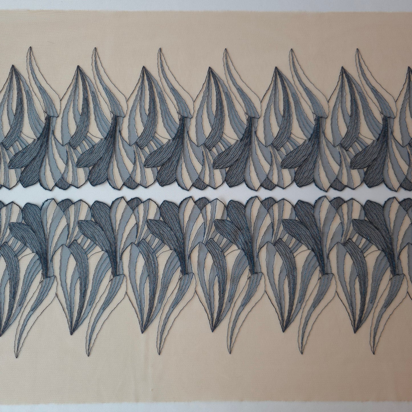 2026-48 latte tule kant met donkerblauw borduursel en donkerblauwe print