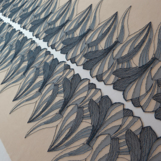 2026-48 latte tule kant met donkerblauw borduursel en donkerblauwe print