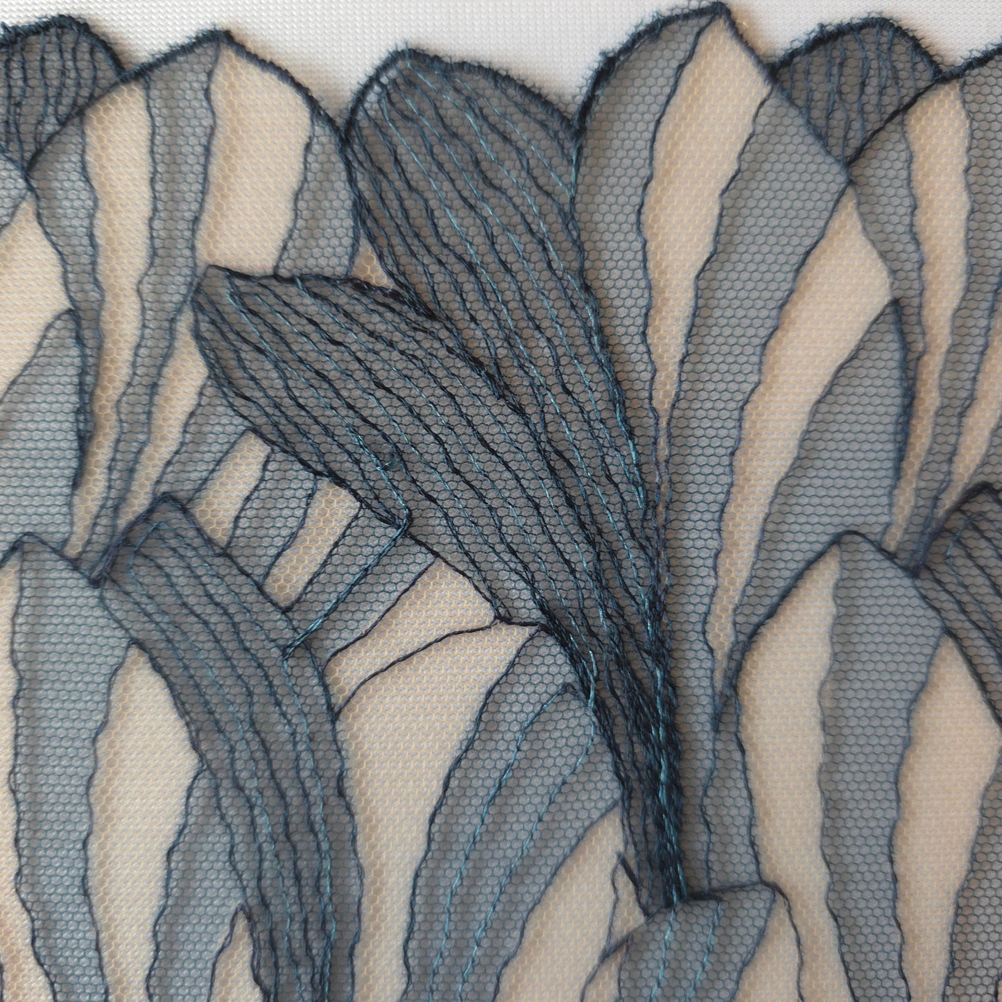 2026-48 latte tule kant met donkerblauw borduursel en donkerblauwe print