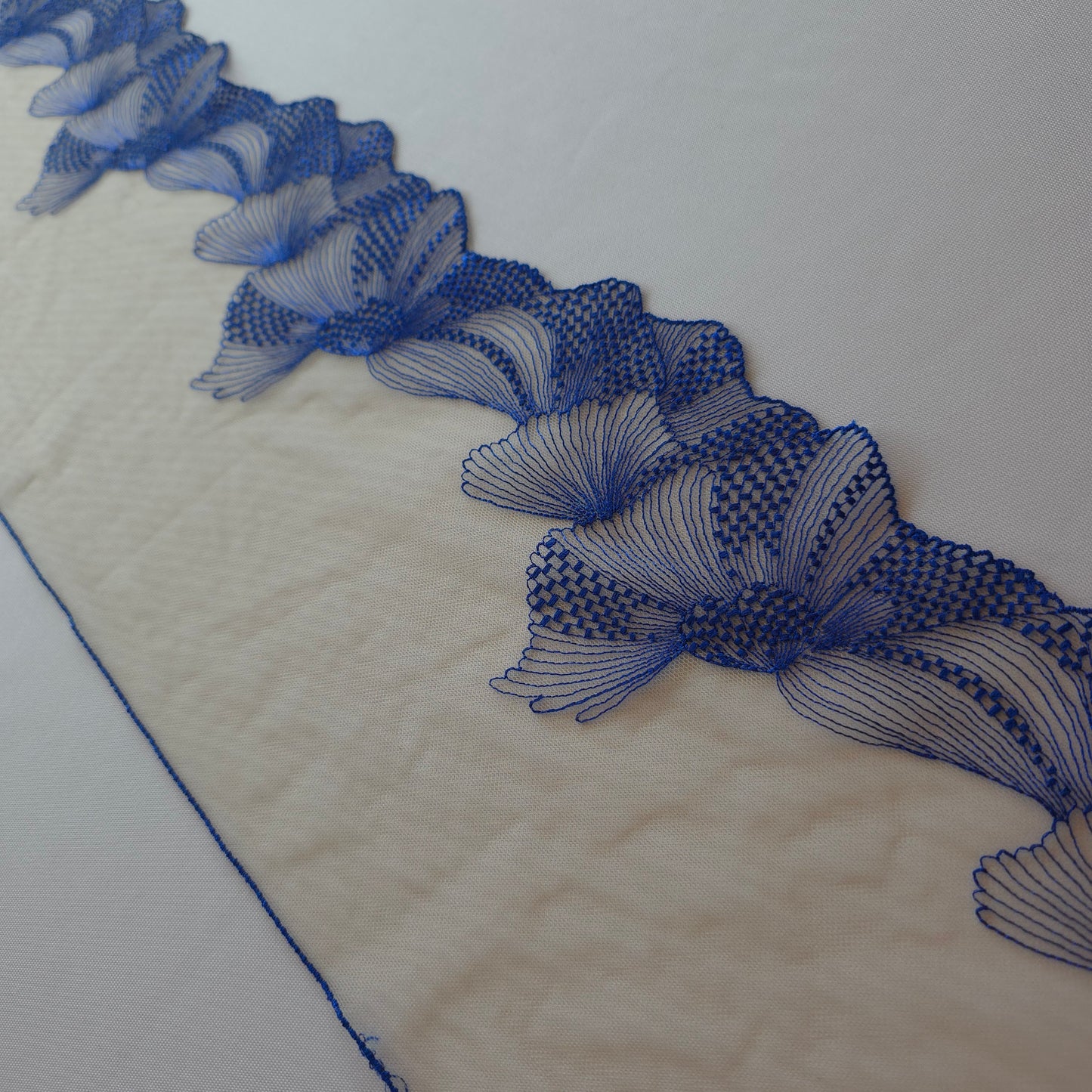 2026-49 latte tule kant met kobalt blauw abstract borduursel