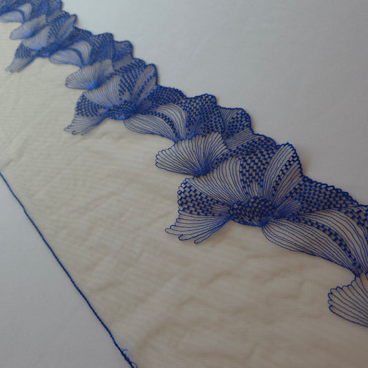 2026-49 latte tule kant met kobalt blauw abstract borduursel