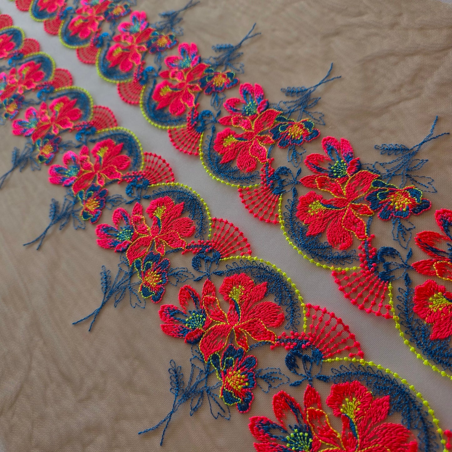 2026-50 latte tule kant met geborduurde bloemen in fluor roze, fluor geel en bobalt blauw